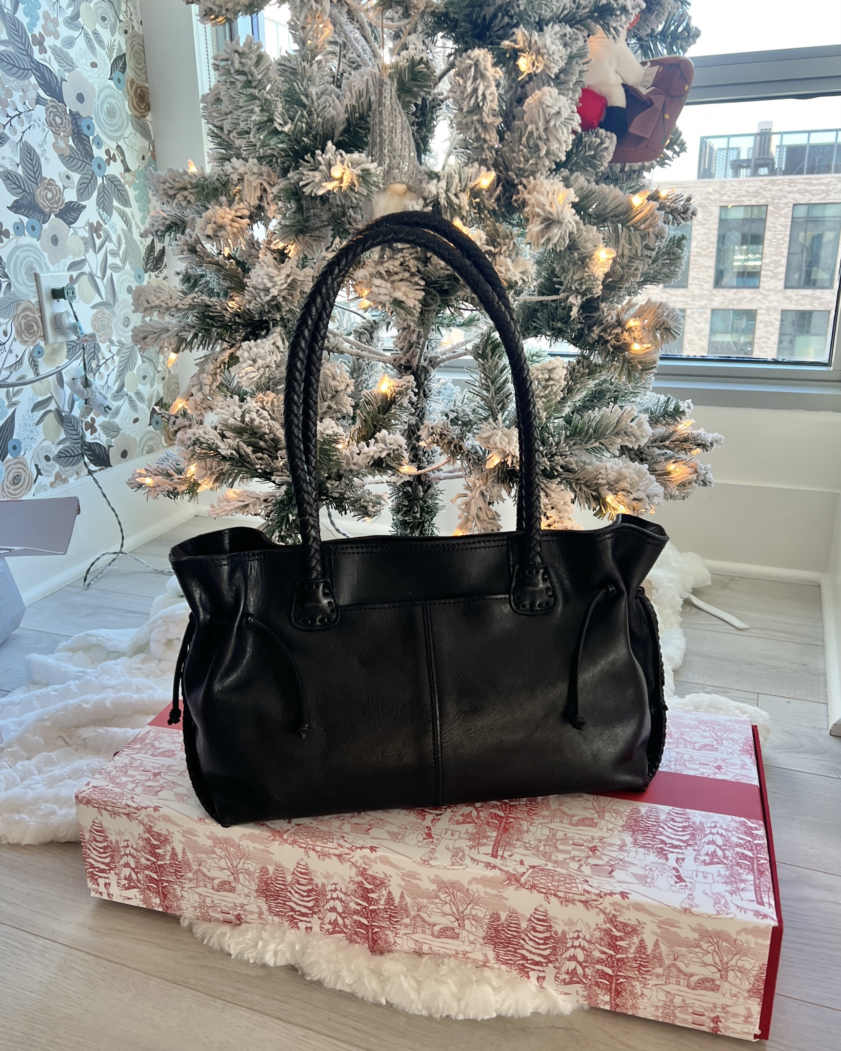 Between the oblong vintage shape, leather stitch detailing, and organizational interior, I’m obsessed with this bag 🖤

#LTKSeasonal #LTKHoliday #LTKGiftGuide