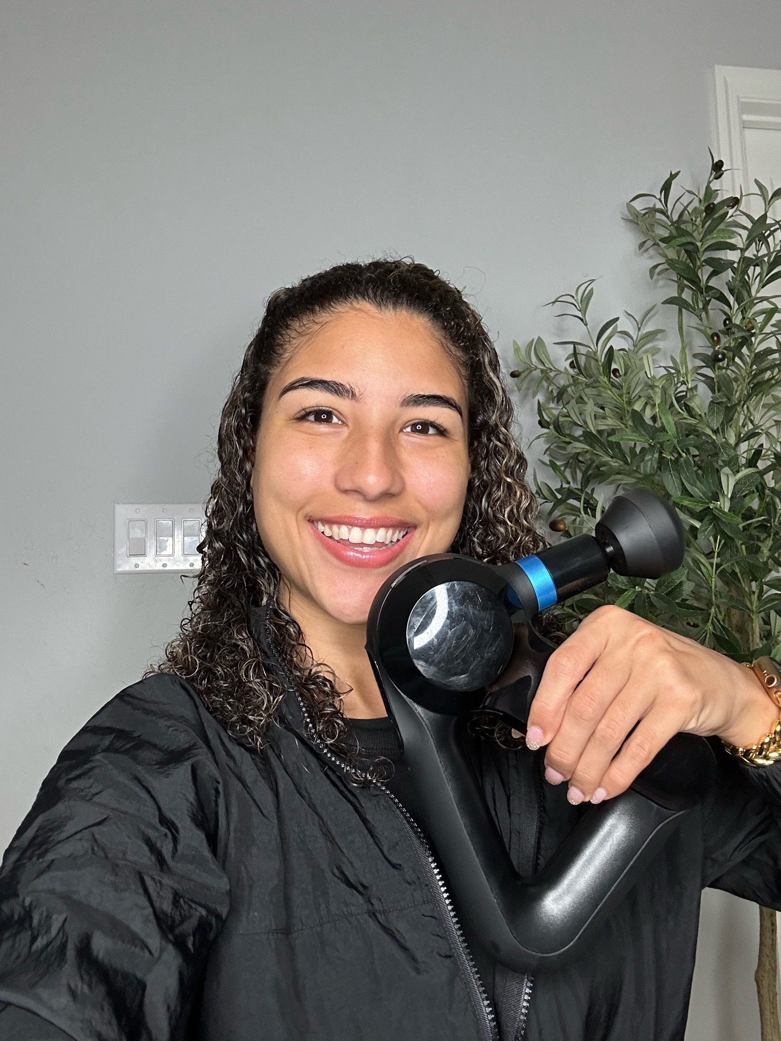 La mejor herramienta de recuperación para dolores musculares y de espalda. Durante la recuperación se desarrollan los músculos y se progresa. Theragun es una manera maravillosa para que podamos ver resultados en ese proceso. 

1. Ofrece una forma natural de alivio del dolor.
2. Mejora el rendimiento y la recuperación
3. Alivia los músculos y energiza el cuerpo. 

En resumen, usar un Theragun es una de las mejores cosas que puede hacer para ayudar en la recuperación muscular adecuada y que tiene varios beneficios.


#Fitness #WorkoutMotivation #ExerciseRoutine #FitLife #RecoveryMode #TheragunTherapy #GymLife #ActiveRecovery #StrengthTraining #HealthyLiving #FitnessJourney #MuscleRecovery #TrainingDay #WellnessWednesday #CardioWorkout #MindBodyFit #PostWorkout #FitnessGoals #FlexibilityTraining #TheragunRelief #WorkoutWednesday #RestDay #RecoveryIsKey #BodyMindConnection #FitnessAddict #TheragunTherapy #StrengthAndConditioning #SweatEquity #WorkoutRecovery #FitnessForLife

#LTKU #LTKfitness #LTKGiftGuide