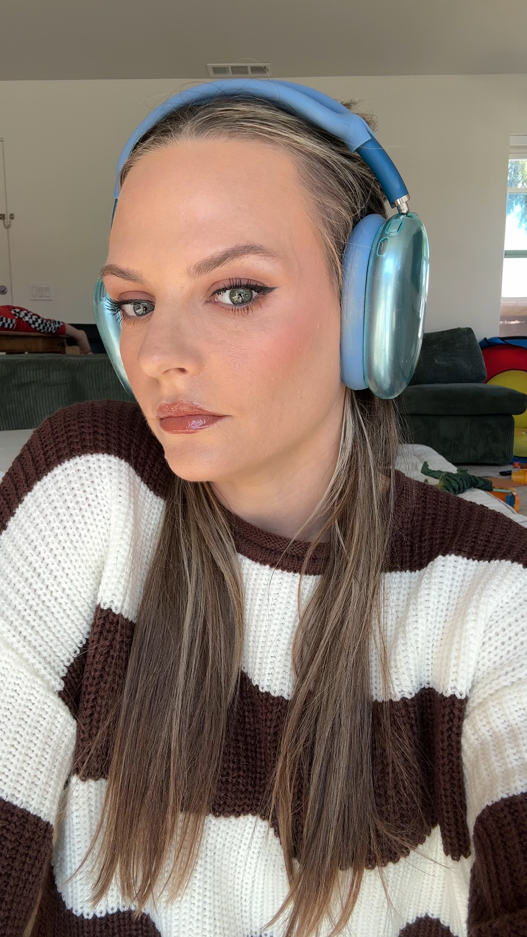 Makeup of the day
Foundation color custard
Concealer coconut flakes
Peach corrector 
Peach easy bake powder
Lip gloss in maple syrup
Lipliner in warm brown 
Dibs stick in 4 
