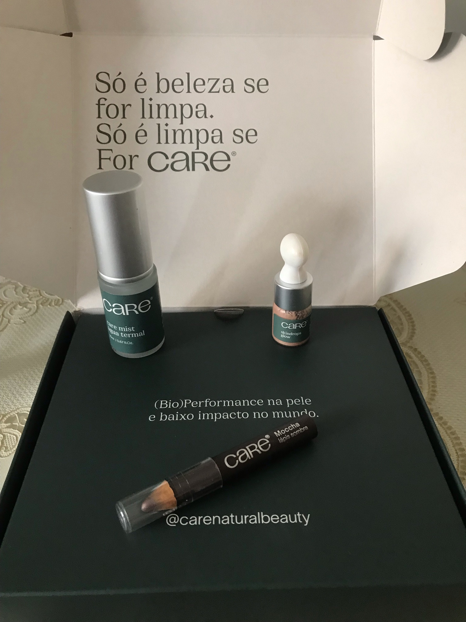 Meus produtinhos favoritos da marca CARE .

Bruma para fixar  a maquiagem  com aquele aroma refrescante toque da natureza .

Lápis de sombra marrom , cremoso ele fica na pele .

Iluminador skin drops glow para dar aquele toque final na maquiagem.

#LTKbeauty #LTKbrasil #LTKsalealert