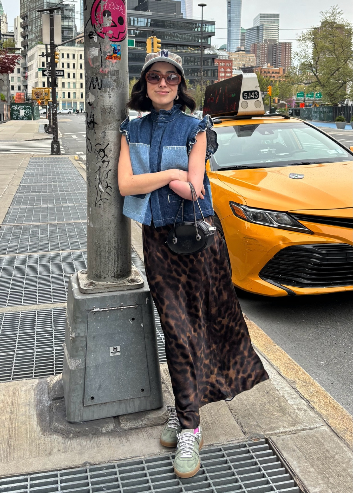 will never be over pairing leopard and denim together — vest is sold out but linked a similar option 💙 #denim #leopard #summeroutfits 