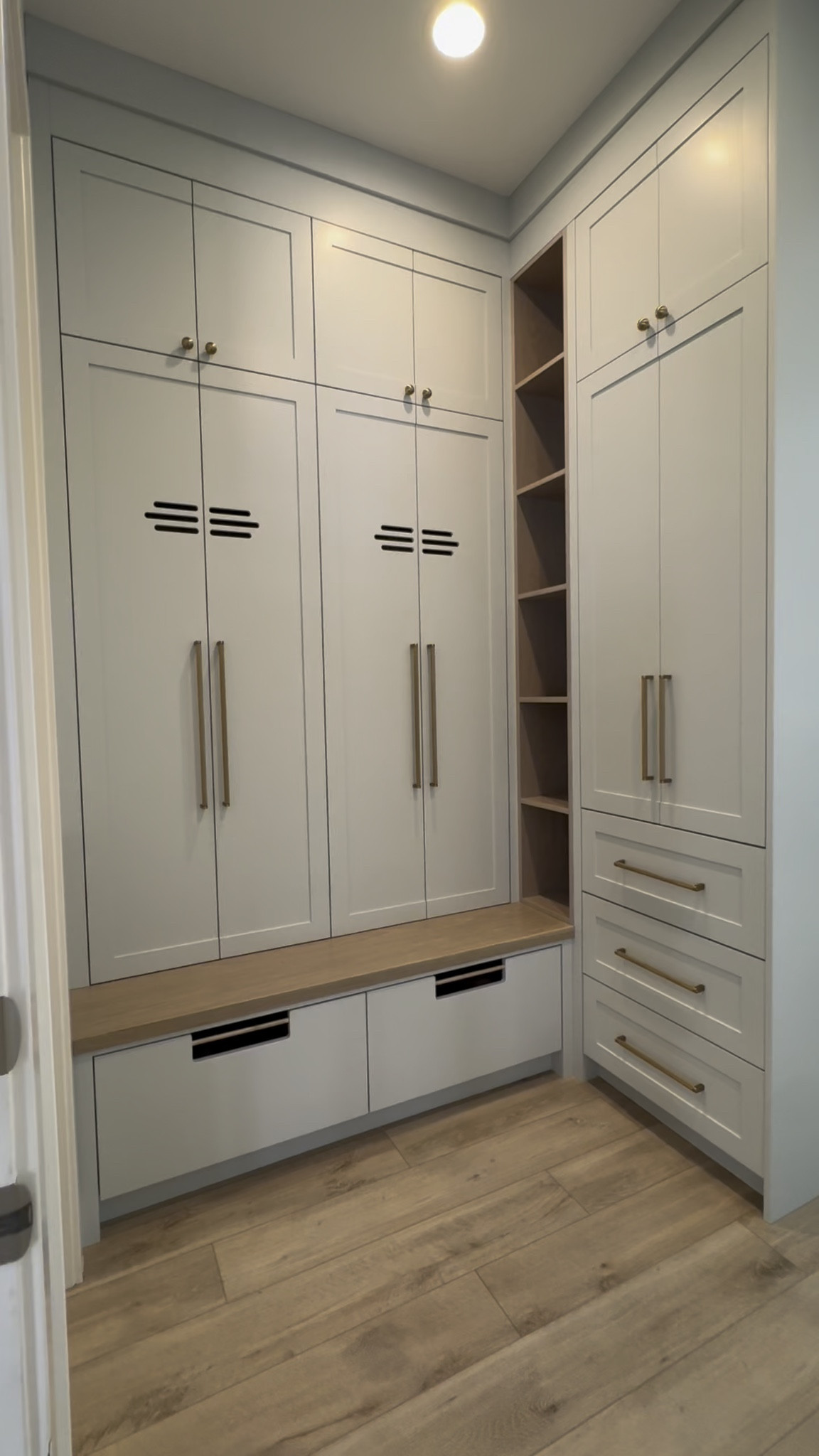 This client mudroom turned out exactly right. Every detail was intentional, down to the hardware. Adam did such a beautiful job on this challenging space. Everything is linked for you guys.