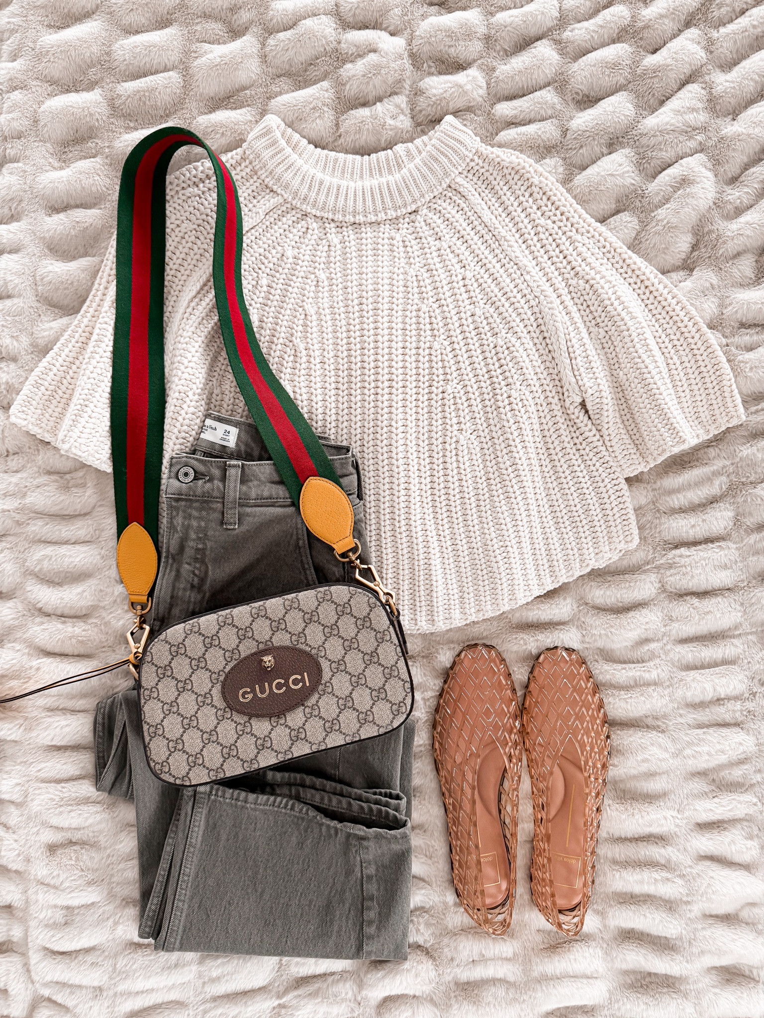 This chunky sweater tee with olive denim might be the easiest chic outfit ever… would you wear this? 🤍 

#LTKmomlife #LTKootd #LTKOver40