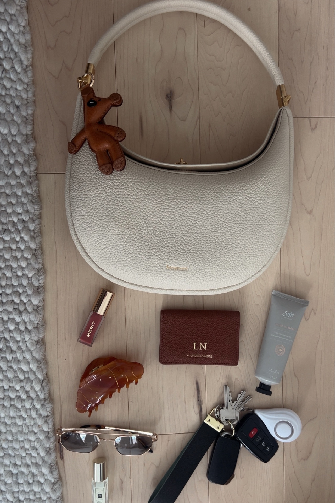 What’s in my bag 🧸💄🕶️

#LTKstyletip #LTKcanada #LTKbeauty