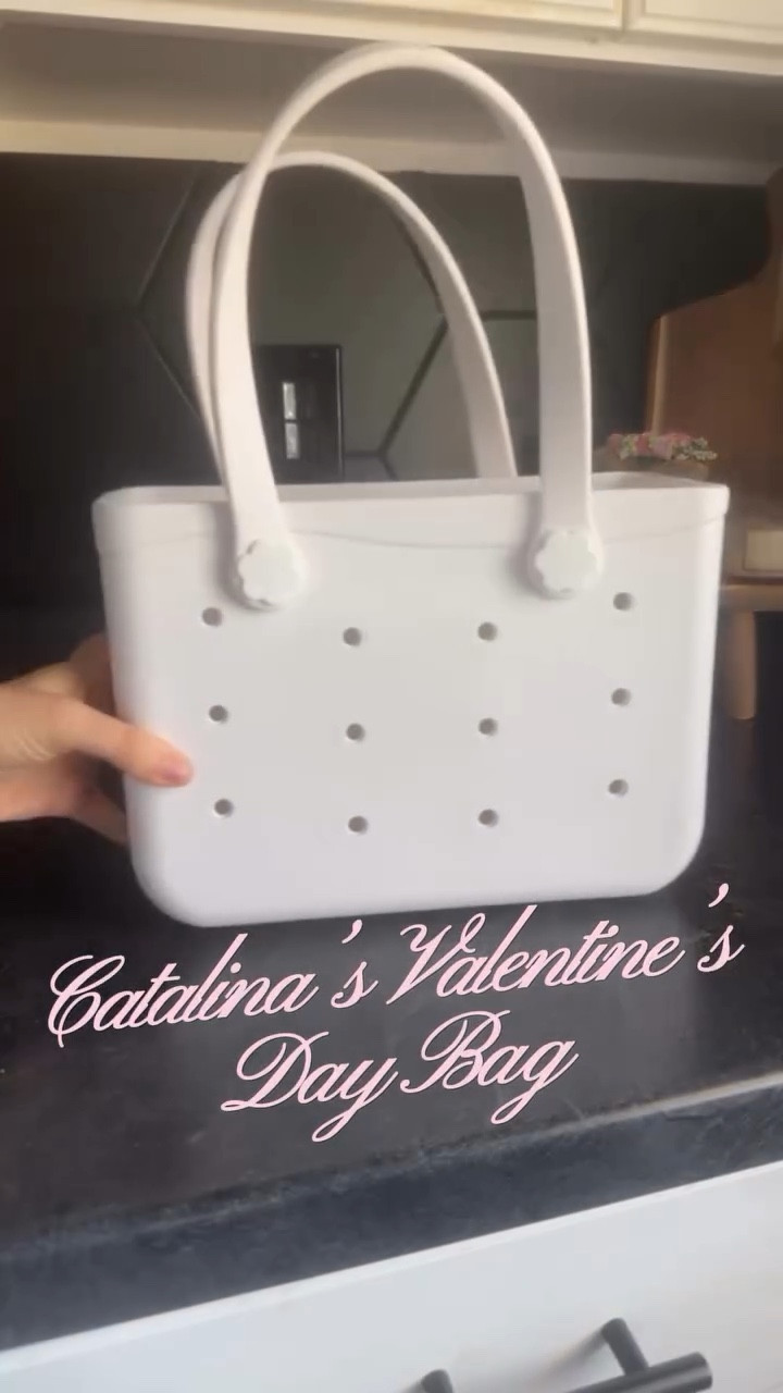 my second favorite holiday is around the corner so let’s make Catalina’s Valentine’s Day bag together 💝

BOGG bag dupe: @hobbylobby 
20oz Travler: @hydrojug 
Rainbow HighDoll: @target 
Clip On Bag: @kirklands 
Spray Sanitizer: @walmart 
Book: @amazon 

We personally don’t do valentine’s candy & instead do things she will get a lot of use out of! 💝🥰

#valentinesday #valentinesdaygift #valentinesdaybag #valentinesdaytoddlerbasket #valentinesdaypresent