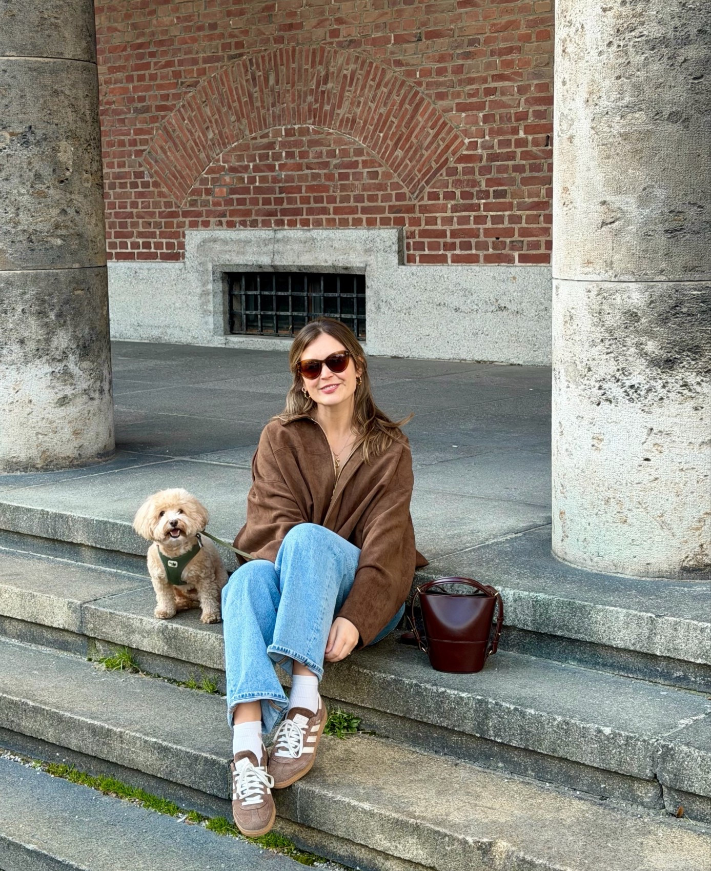 Frühlingslook mit Oversized Lederjacke, Jeans und Sneakers 

#LTKmidsize #LTKeurope #LTKspring