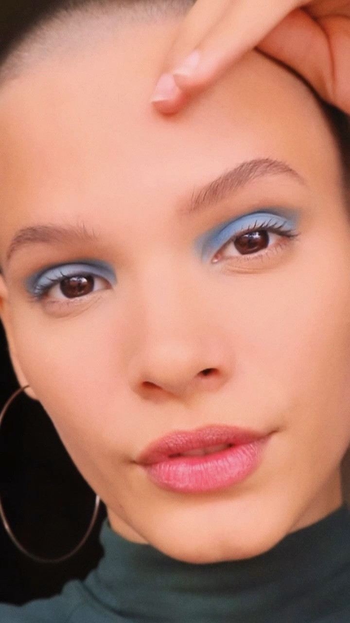sombra azul quadrada + cabeça raspada 

#LTKVideo #LTKbeauty #LTKbrasil
