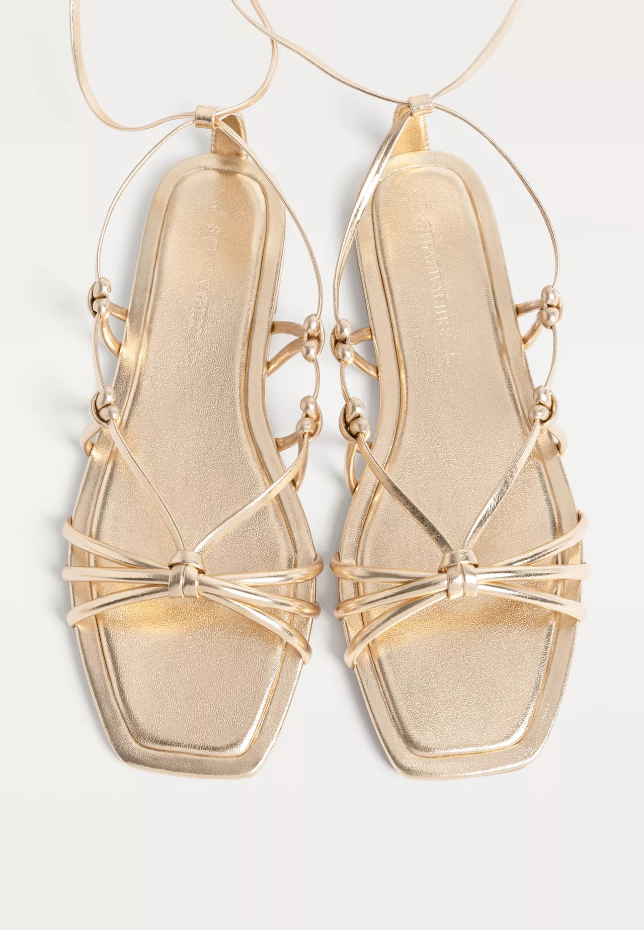 Strappt flat sandals | Stradivarius (UK)