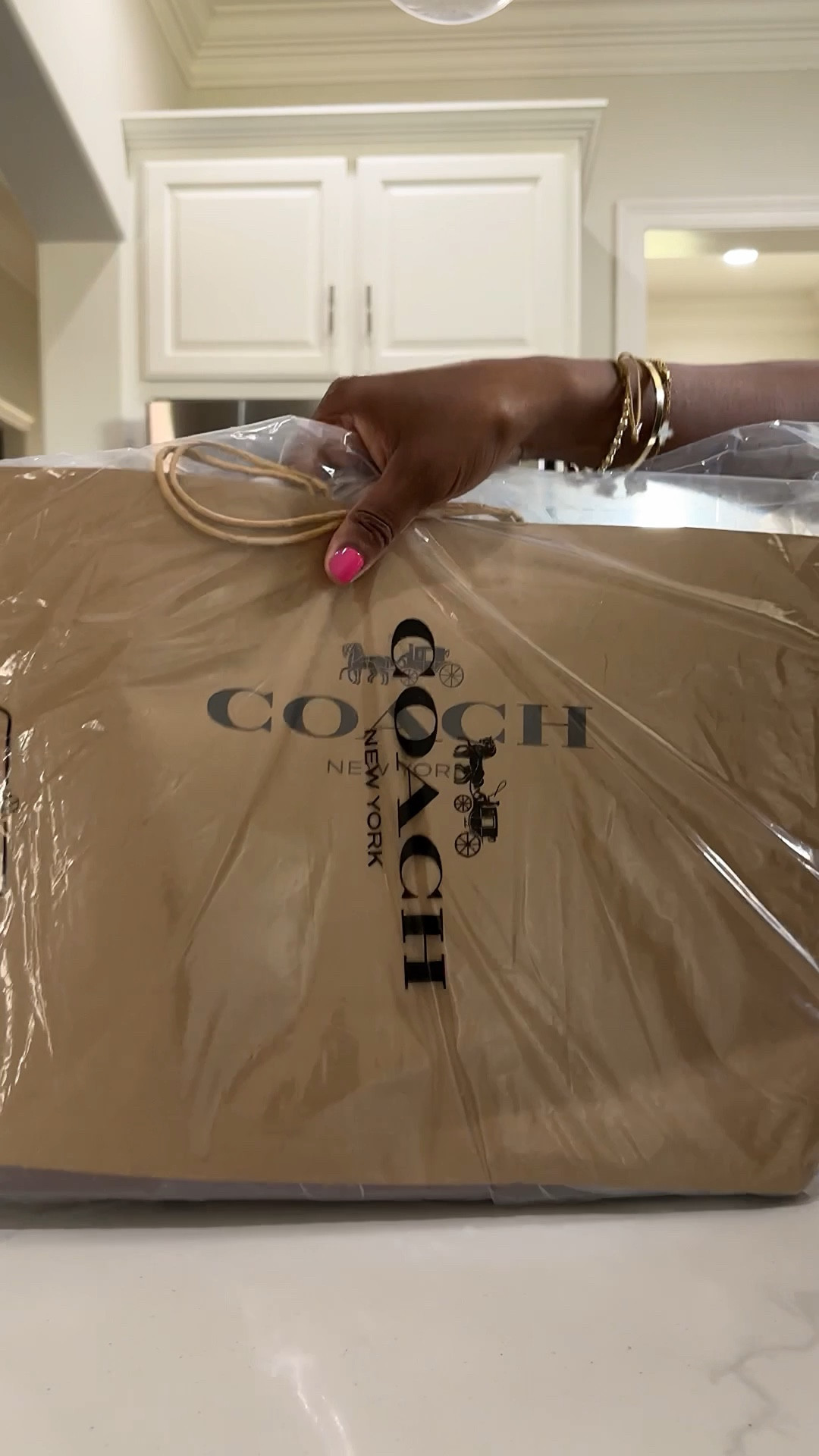 Unboxing my newest find – the Coach Gramercy Bag 💼✨ I scored this authentic beauty from eBay Japan, and the quality is everything! A timeless designer piece that elevates any outfit. Linking similar styles and affordable luxury options so you can shop the look, too.
#CoachBag #CoachGramercy #CoachHandbag #LuxuryHandbags #DesignerHandbags #BagObsession #CoachStyle #AffordableLuxury #DesignerFinds #LuxuryOnABudget #BagGoals #CoachCollection #OOTDStyle #WardrobeEssentials #DesignerBagLove
