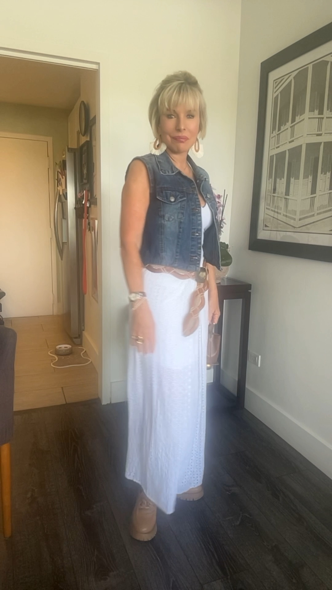 Almuerzo con amigas, y me fui por un look fresco y femenino: falda blanca de broderie, top blanco, chaleco de mahón, cinturón con hebilla dorada y una carterita que me encanta. Perfecto para una tarde de verano con estilo.


#SummerOutfit
#LunchLook
#EffortlessStyle
#ChicAndCasual
#EyeletSkirt
#DenimVest
#AgelessStyle
#StyleOver70
#ClassicWithATwist
#WomenWithNoExpirationDate
#AnnetteVaillant
#MujeresSinFechaDeExpiracion

#LTKStyleTip #LTKSeasonal #LTKTravel