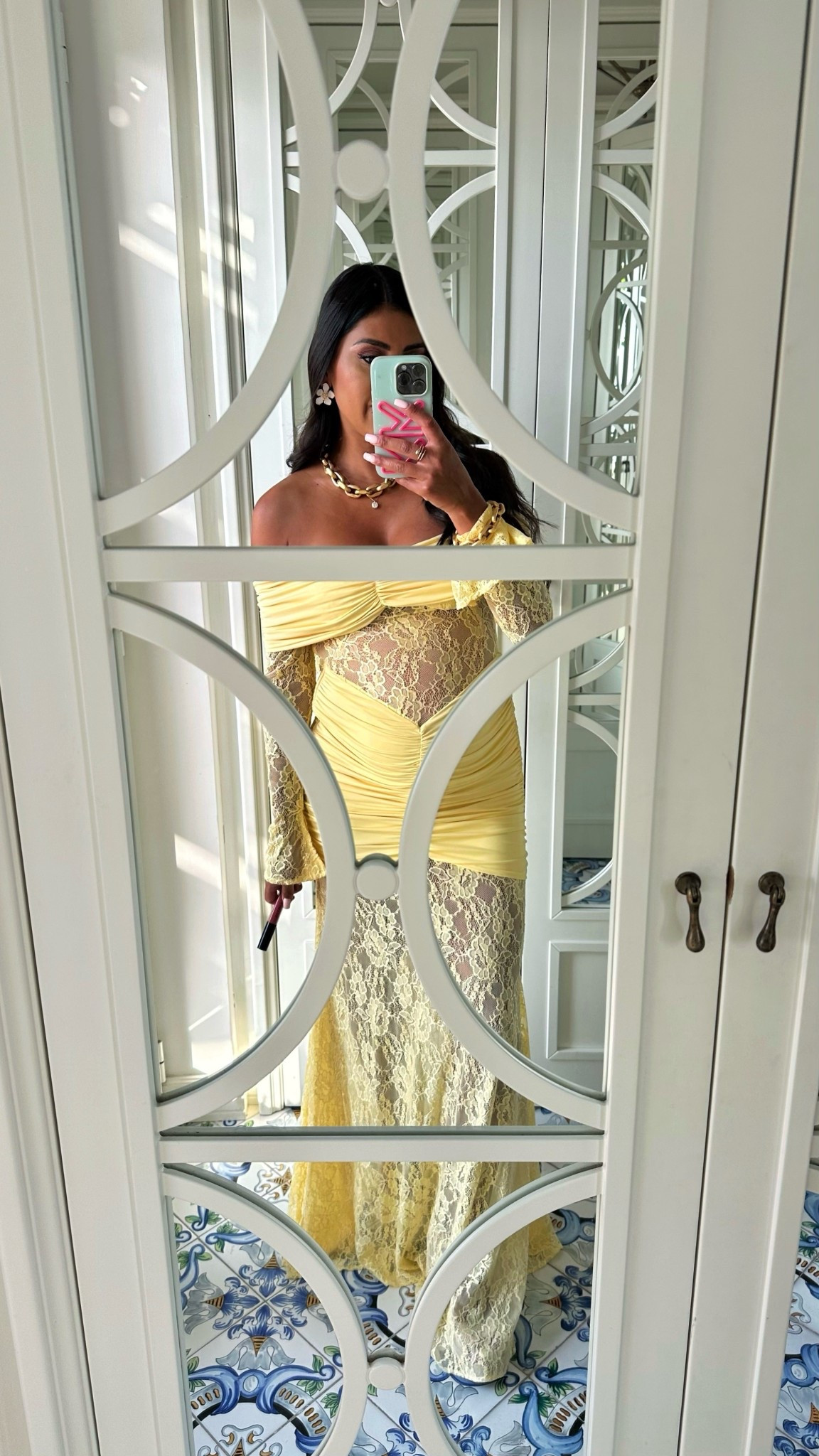 Gorgeous lace butter 🧈 yellow dress. Not maternity - just size up.