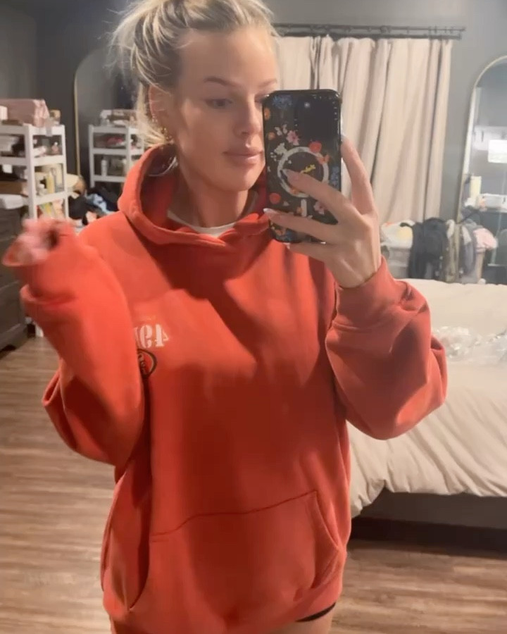 I ordered size L for comfy oversized fit 

#LTKStyleTip #LTKFallSale #LTKVideo