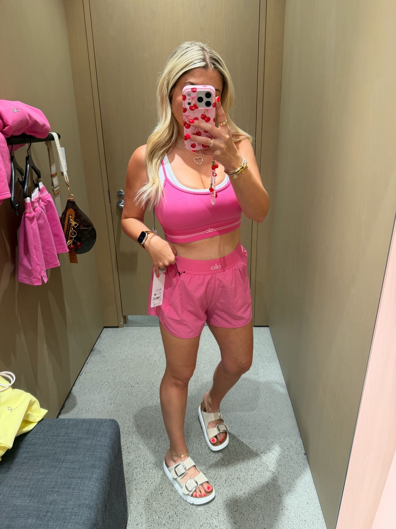 New Alo paradise pink 💗
Size m bra
Small shorts
Sandals tts