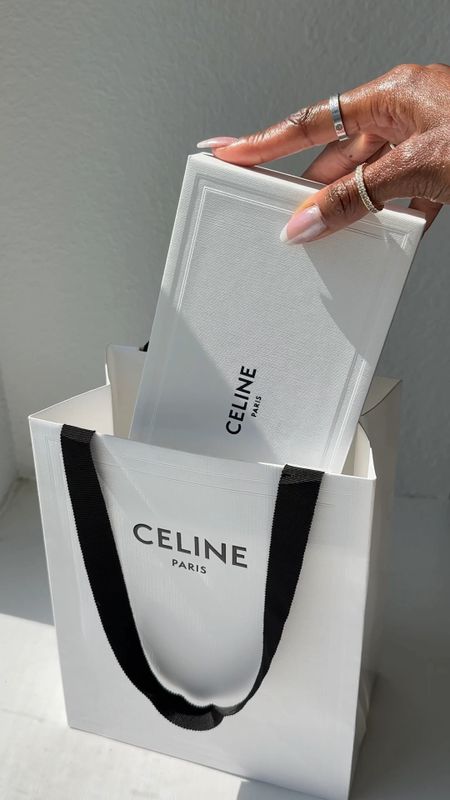 Celine sunglasses unboxing! Instantly fell in love when I tried them on! So chic and perfect for the summer. Also, I love the leather pouch they come in. Will definitely come in handy for pool days.

Luxury unboxing, luxury sunglasses, Unboxing, summer.

#LTKstyletip #LTKVideo #LTKswim