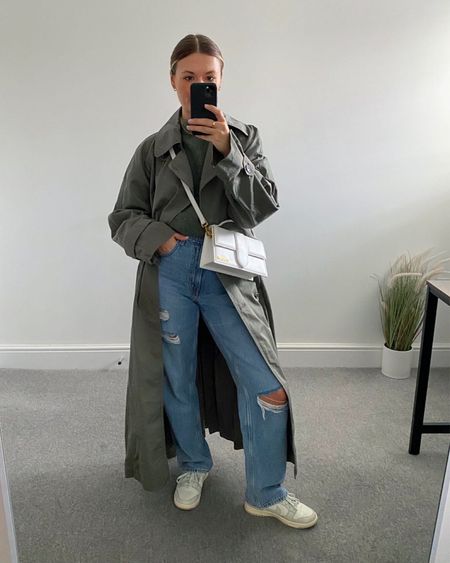Ways to wear a green jumper 🧶

Green trench coat, ripped Levi’s straight leg jeans, Nike dunks and white jacquemus bag. 



#LTKstyletip #LTKeurope #LTKSeasonal