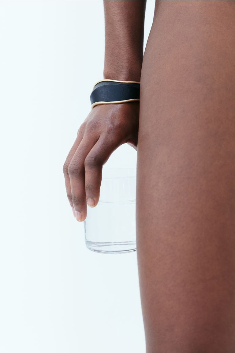 Manschettenarmreif - Goldfarben/Schwarz - Ladies | H&M AT | H&M (DE, AT, CH, NL, FI)