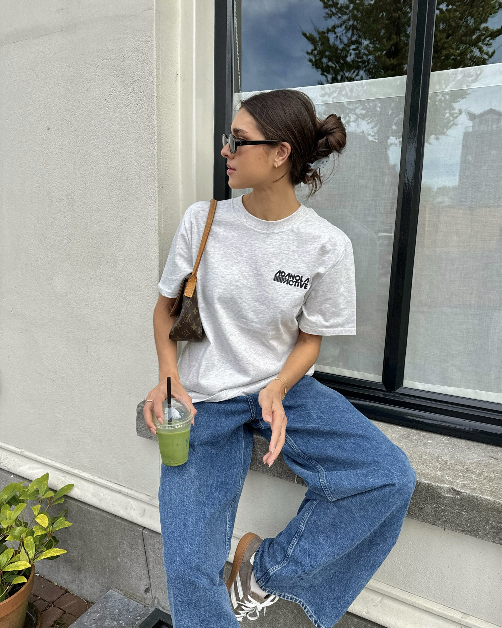 T-shirt & oversized jeans