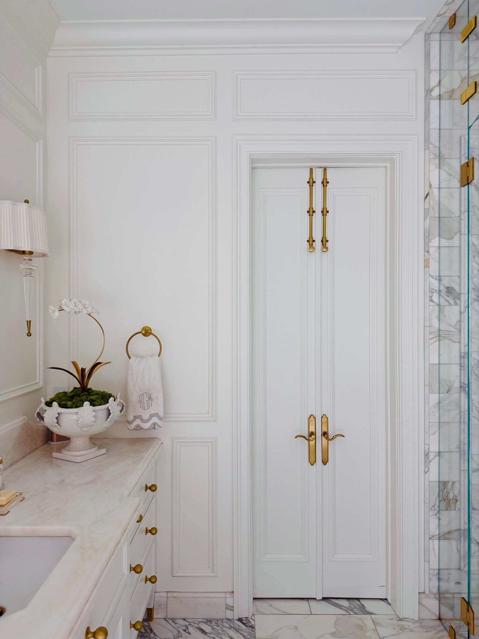 White porcelain orchid arrangement

#LTKHome #LTKdayinmylife