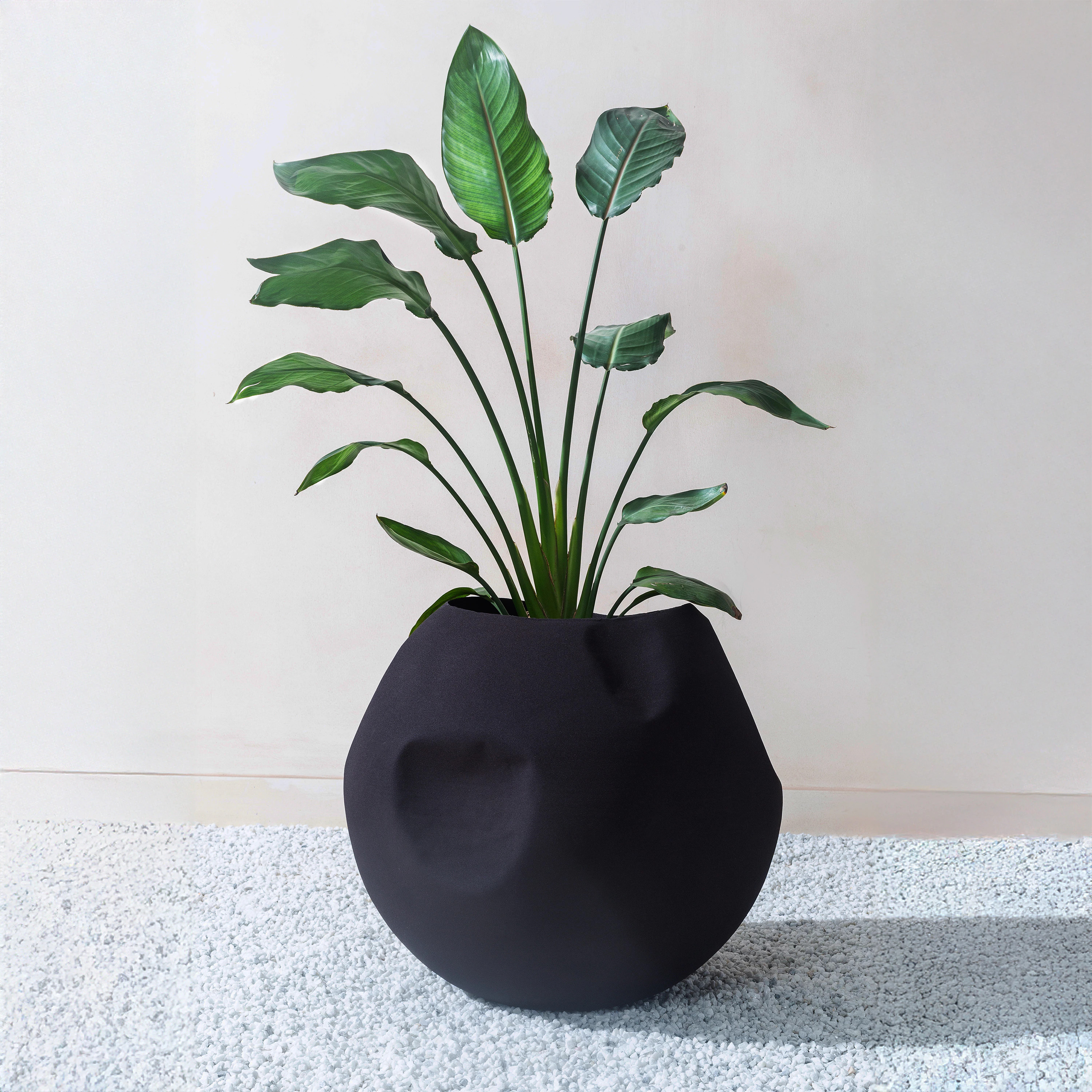 Fab Habitat Round 20.5-in W x 23-in L x 19-in H Gaia - Mocha Charcoal Metal Indoor/Outdoor Planter Rubber Large in Gray | 657814903319 | Lowe's