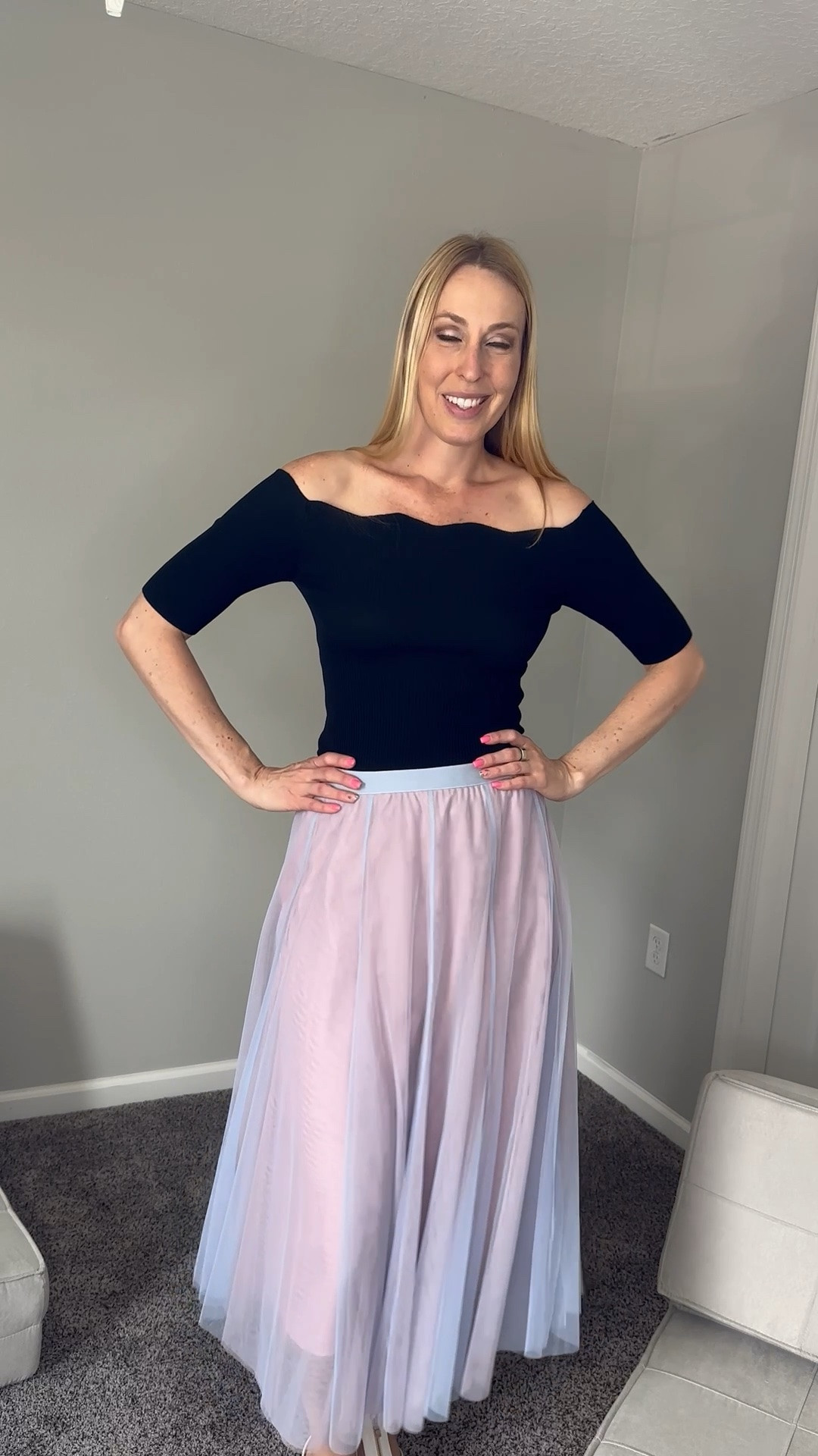 Chicwish top and skirt for summer 
💓 this skirt is very classy and stretchy
💓 i love the double colors in the skirt
💓 wearing size small, fits true to size and I am 5’10”