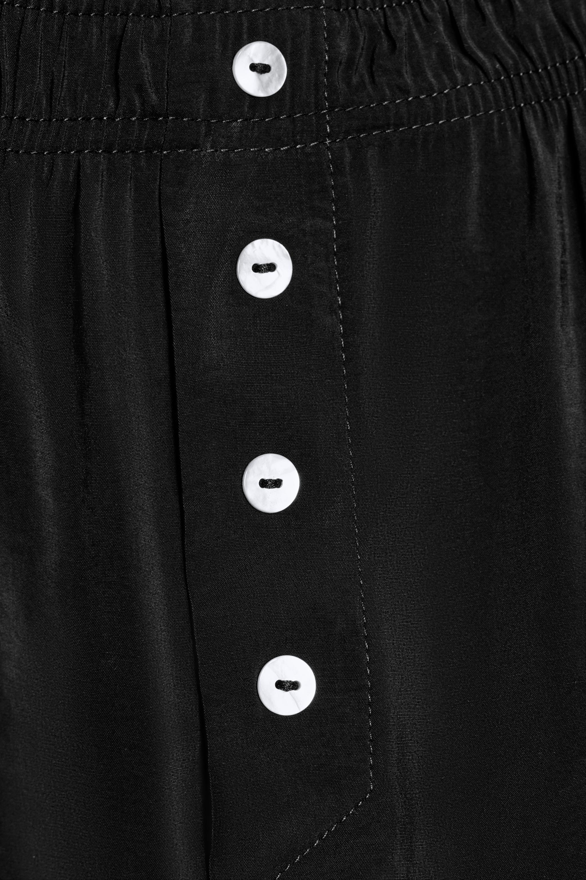 Mid-rise shorts with elastic waistband. Side pockets. Front button detail. | Zara US