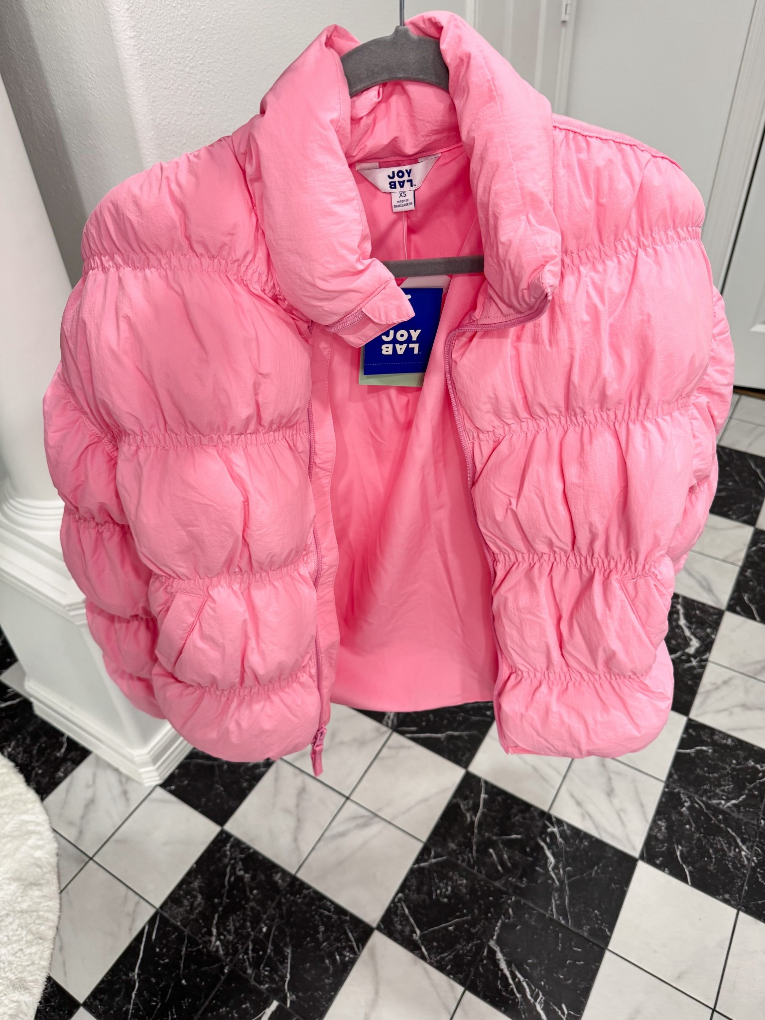 Pink puffer jacket💕
Runs oversized, purchased an xs 

#LTKFindsUnder50 #LTKSeasonal