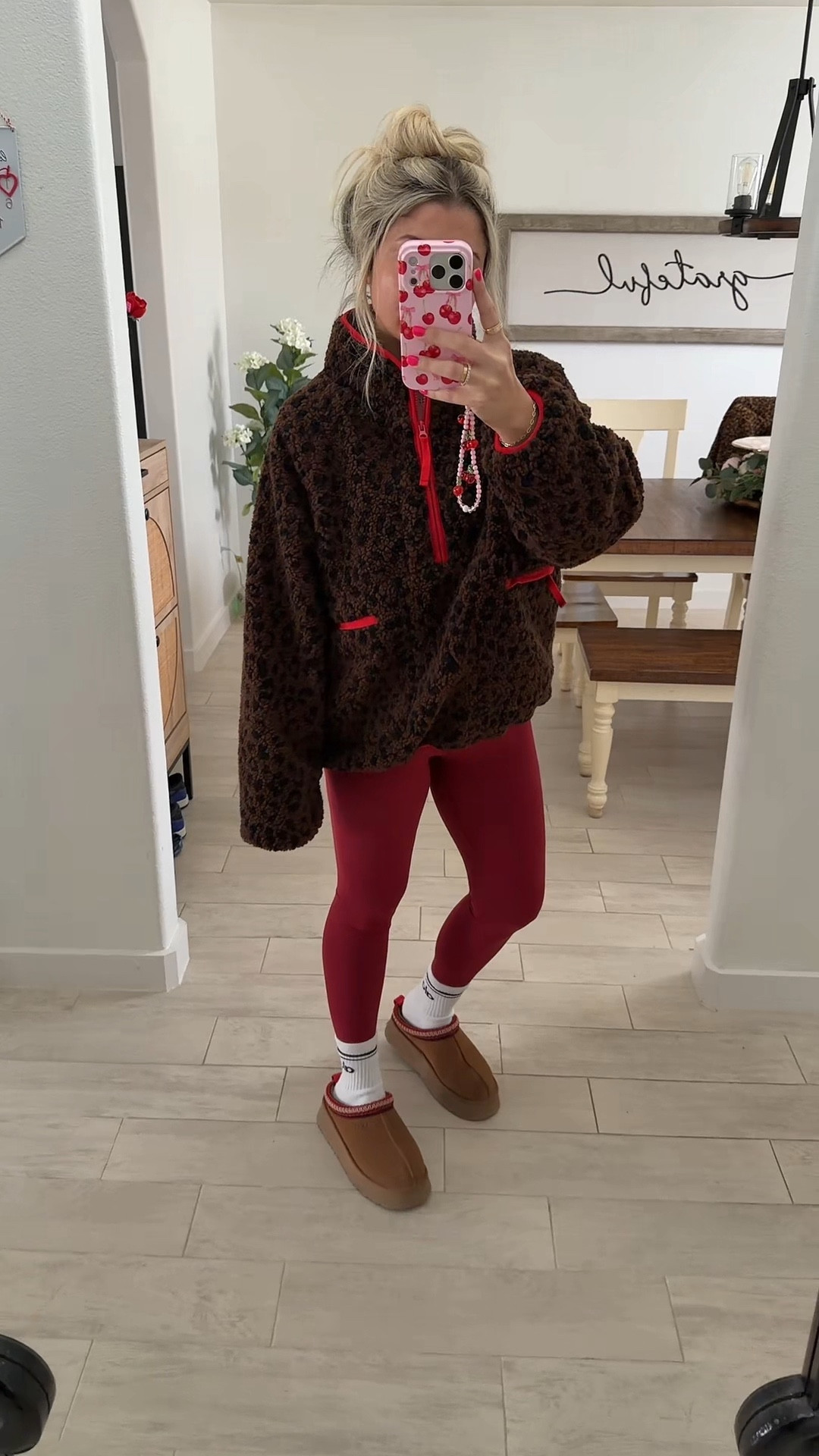 Comfy cute winter outfit
Large fleece 
Small leggings 
Uggs tts

#LTKootd