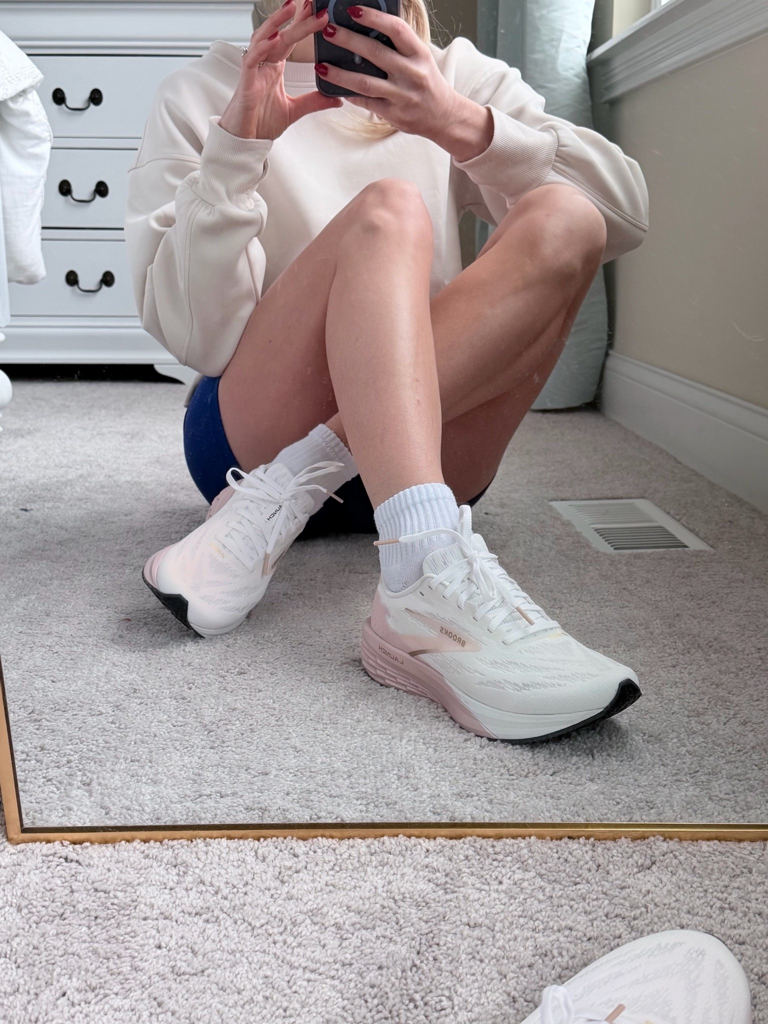 Running shoes! Size 7 

🌸🌸🌸🌸🌸🌸🌸🌸🌸🌸🌸🌸workout shoes. Running shoes. White sneakers. I like shoes. And Gym
