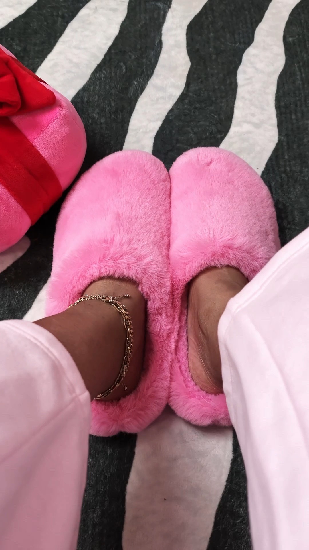 The Comfrt Dreamer Slippers in Cotton Candy are giving walking around the house on little pink clouds. ☁️🎀 The faux-fur plush exterior and cushioned sole make these the pair you slide into for slow mornings, work-from-home days, or the second you walk through the door.

And THIS Cotton Candy pink?! 💕 Yeah… these were never making it past me. 😂

#Comfrt #DreamerSlippers #PinkSlippers #CozyEssentials #ComfyStyle