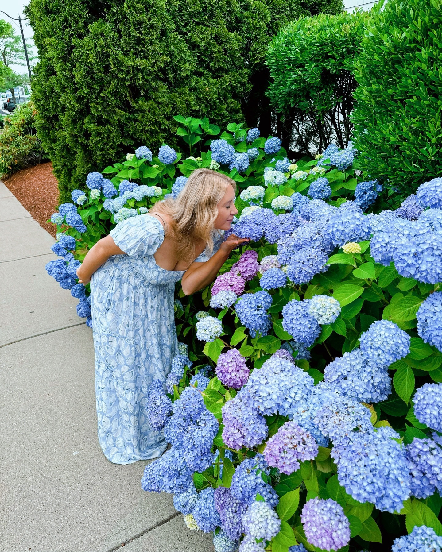 a shucking perfect summer staycation ✨

Oysters, warm olives + mains 🦪🫒🍸
@celeste_gansett 

Seaside drive in movie theater screening 🌊🚘🎥🍿 @misquamicutmba @misquamicutbeach 

Overnight accommodations 🏄🏼🧳 
 @breachwaybungalow 

Morning tiramisu cold brew + piña colada scones🍮☕️🍍 @davescoffee 

 Matching dress + cabana shirt 🦪✨
@kennyflowers_  is currently having a huge 4th of July sale!!

#summer #southcounty #southcountyri #celestegansett #kennyflowers #driveintheater #beach #summerdatenight #anniversary #matchingfamilyoutfits #gifted