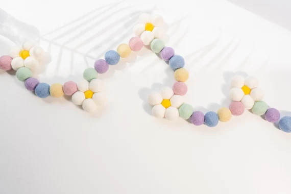 Daisy garland, felt ball garland, felt daisy, daisy decor, felt ball decor, felt garland, summer ... | Etsy (US)