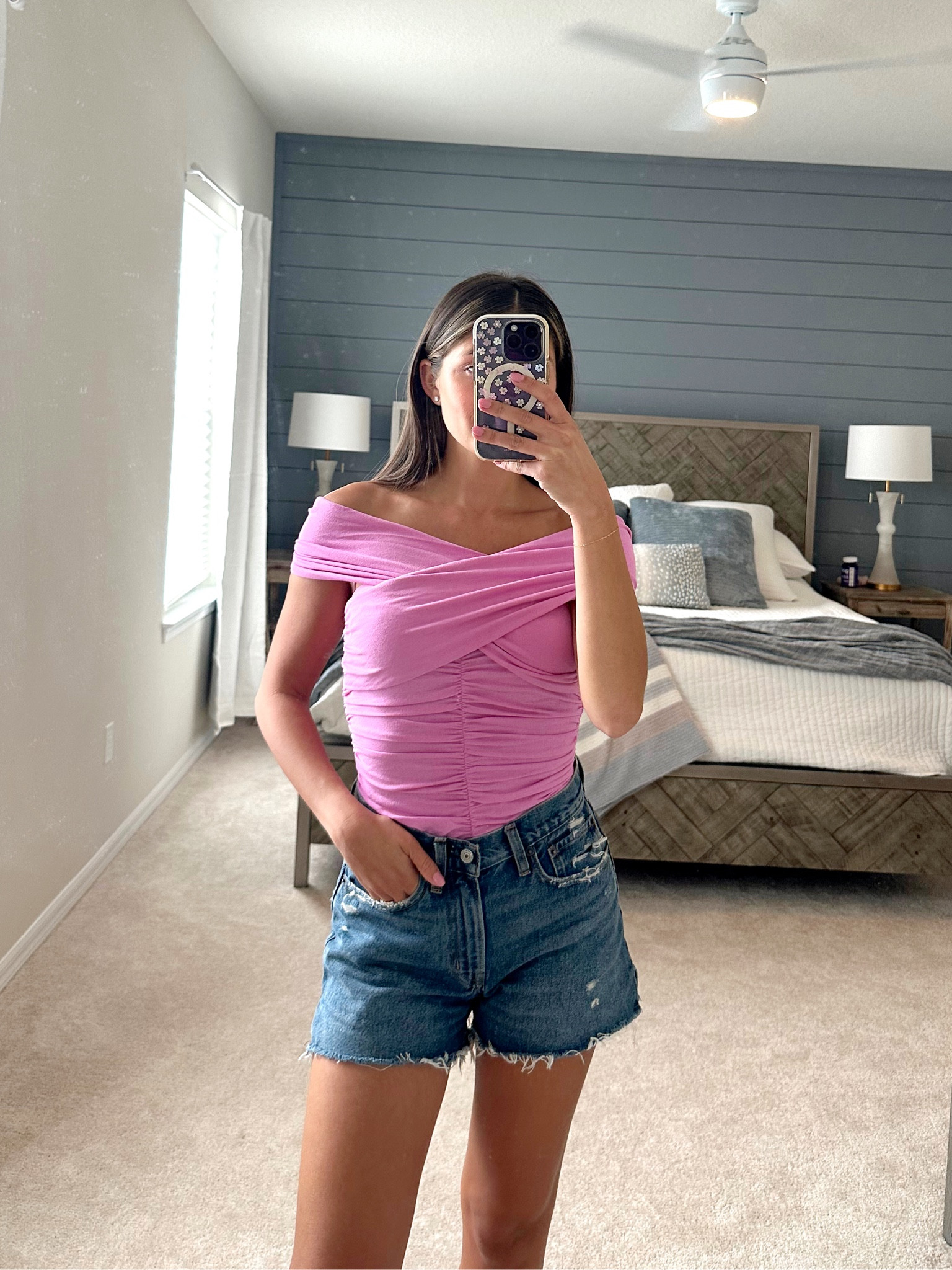 ASTR top! The cutest top for spring time 



Spring outfit / spring style / spring top / abercrombie denim / abercrombie shorts 