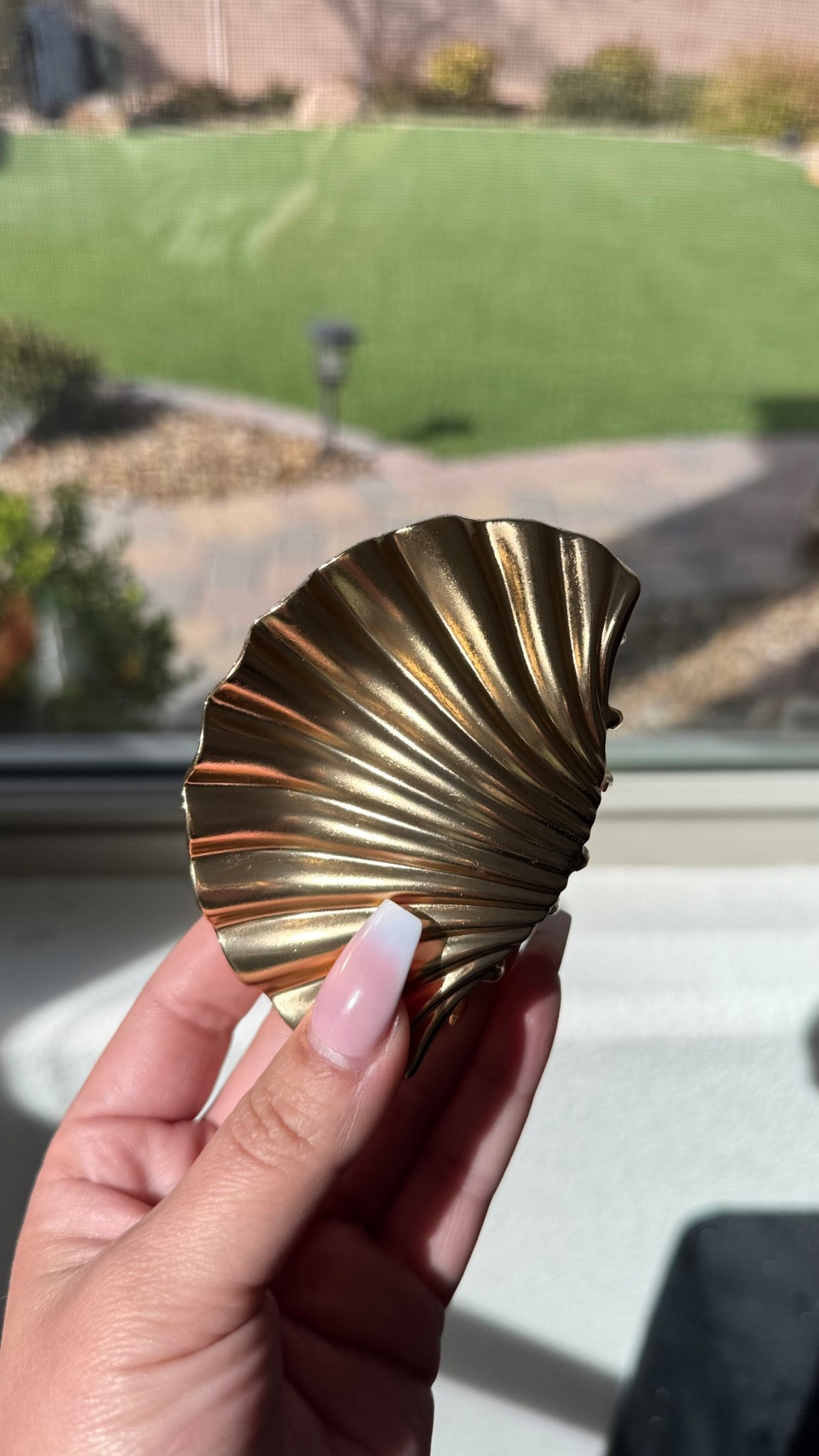 Is this not the prettiest claw clip?! This shell is perfect for vacation! And we’re heading to Hawaii so it’s definitely coming along! But it’s also under $10!!! Such a beautiful statement piece! 

#LTKBeauty #LTKFindsUnder50 #LTKSwim