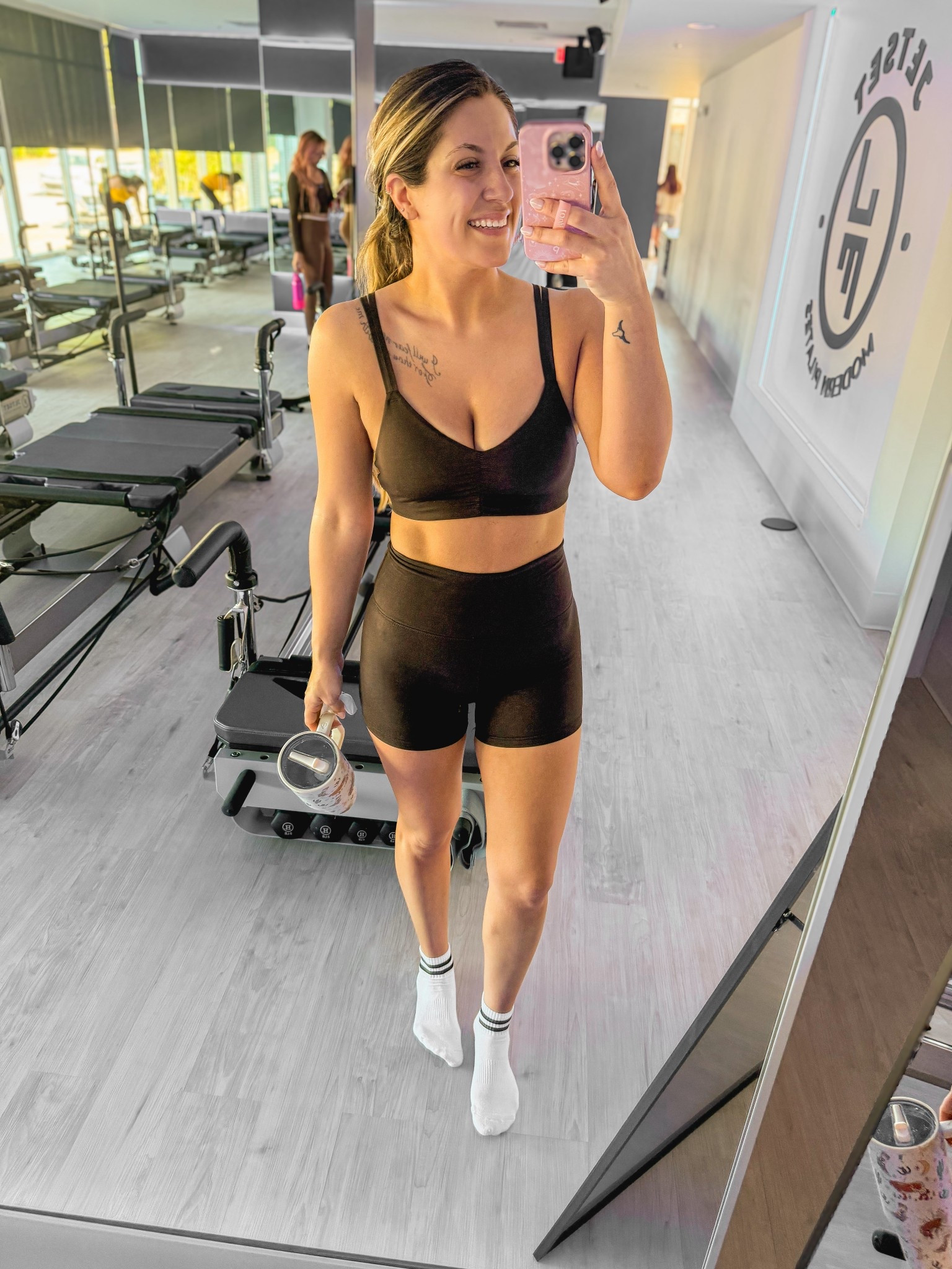 Pilates day ✌️ OOTD 

Wearing my true to size medium in the top and bottom (bustier ladies- I recommend sizing up in the top- I almost had a few spill outs and I’m a 32C 👀) 

#fitness #workoutfits #athletic #aerie