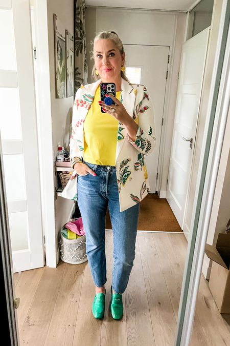 Ootd - Wednesday. Bright yellow t-shirt with broderie sleeves paired with blue Levi’s 501, green loafers (Babouche, tts) and citrusprint blazer. 



#LTKeurope #LTKstyletip #LTKworkwear