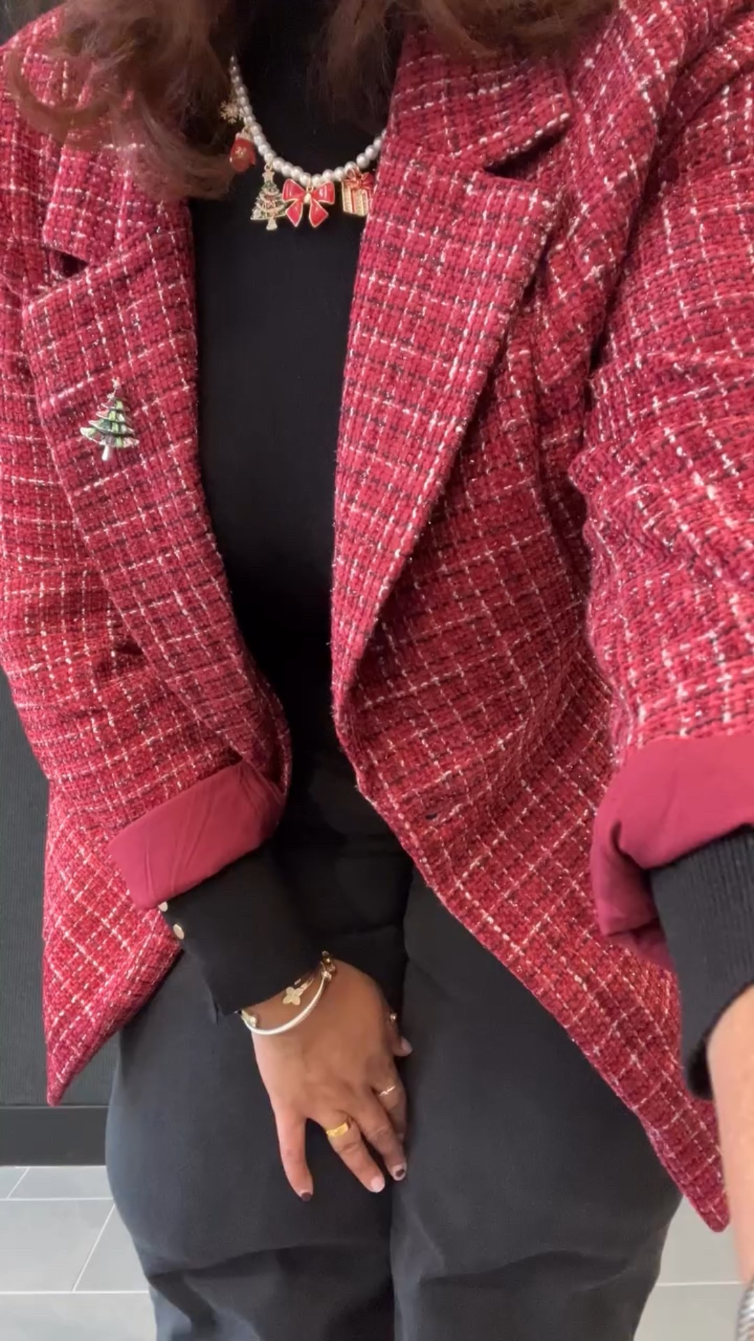 This @bloomchic burgundy tweed blazer is the easiest way to elevate a business casual Christmas work lunch look. Paired with a black turtleneck, black denim, and burgundy Sambas, this outfit is polished, festive, and effortlessly cool.

Comment SHOP below to receive a DM with the link to shop this post on my LTK ⬇

Don’t forget to save, share, or tag a friend who would love these looks💕Follow @sherradanielle for more outfit ideas.
•
•
•
#workholidaystyle #businesscasualoutfit #plussizeworkwear #over40style #curvyofficefashion #holidayworkoutfit #bloomchicstyle #winterworkwear #christmasworklunch #styleinspo**