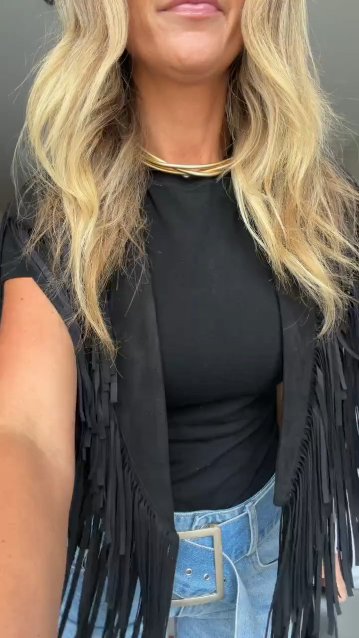Amazon weekly top seller

Fringe Shaw is so cute for country concerts or a casual day! And these jeans are also a top seller. Love the chunky belt!