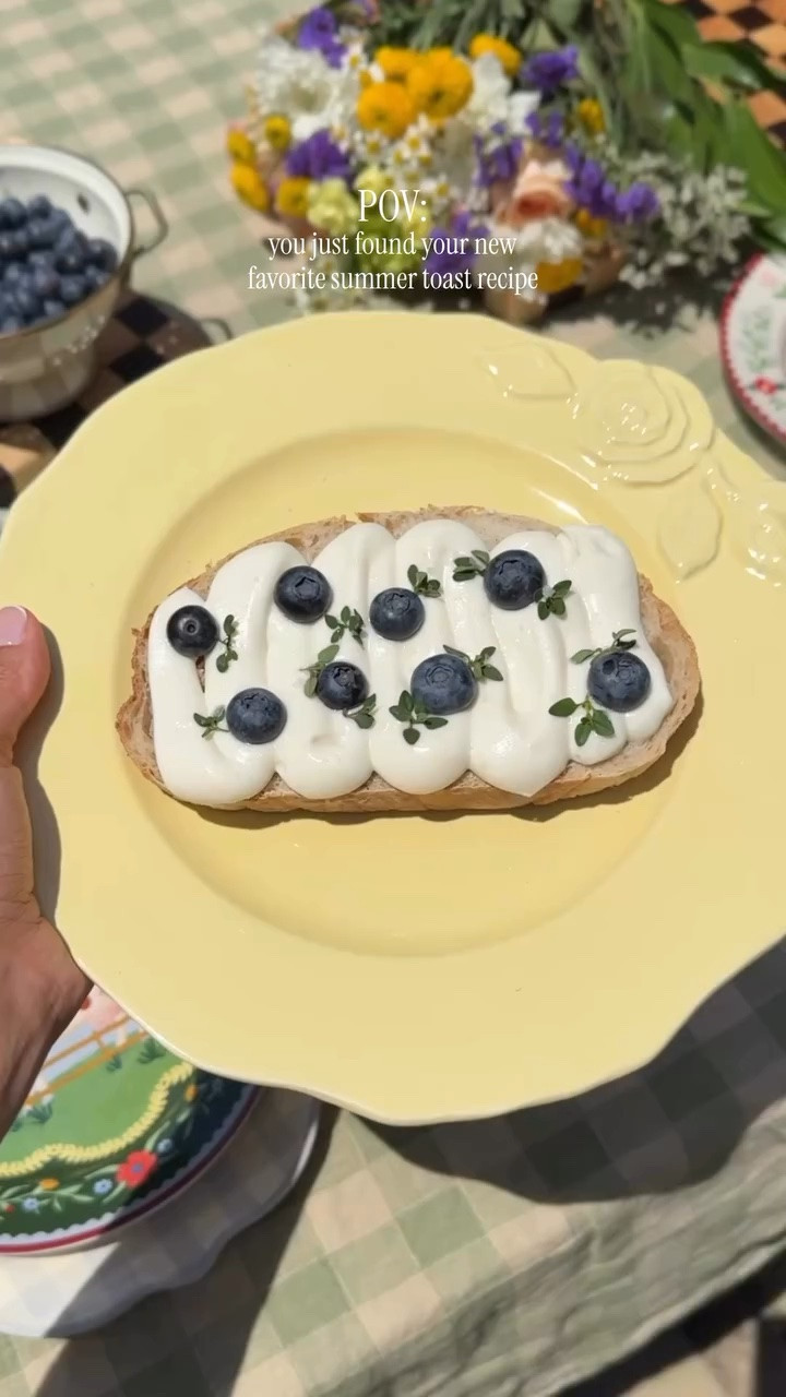 The summer toast I’m making on repeat! ☀️🫐

1 ricotta container
1 tbs of olive oil
2-3 tbs of honey
Salt to taste
Blueberries & thyme for toppings (or other fruit!!)

Blend in a processor and use a sandwich bag to pipe onto bread! Top with your favorite fruit 

#easyrecipe #summerrecipe