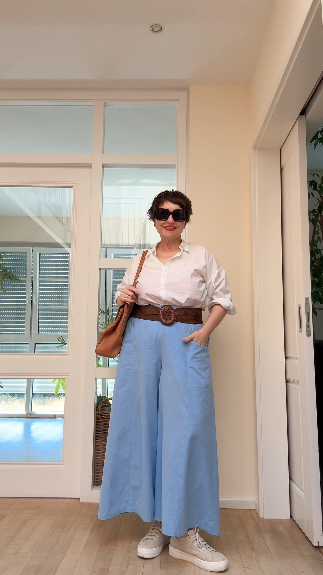 Hot in the city: blaue Kulot, weißes Hemd, helle Sneakers. Und Sonnenbrille!

#LTKFashionMonth #LTKdeutschland #LTKsummer