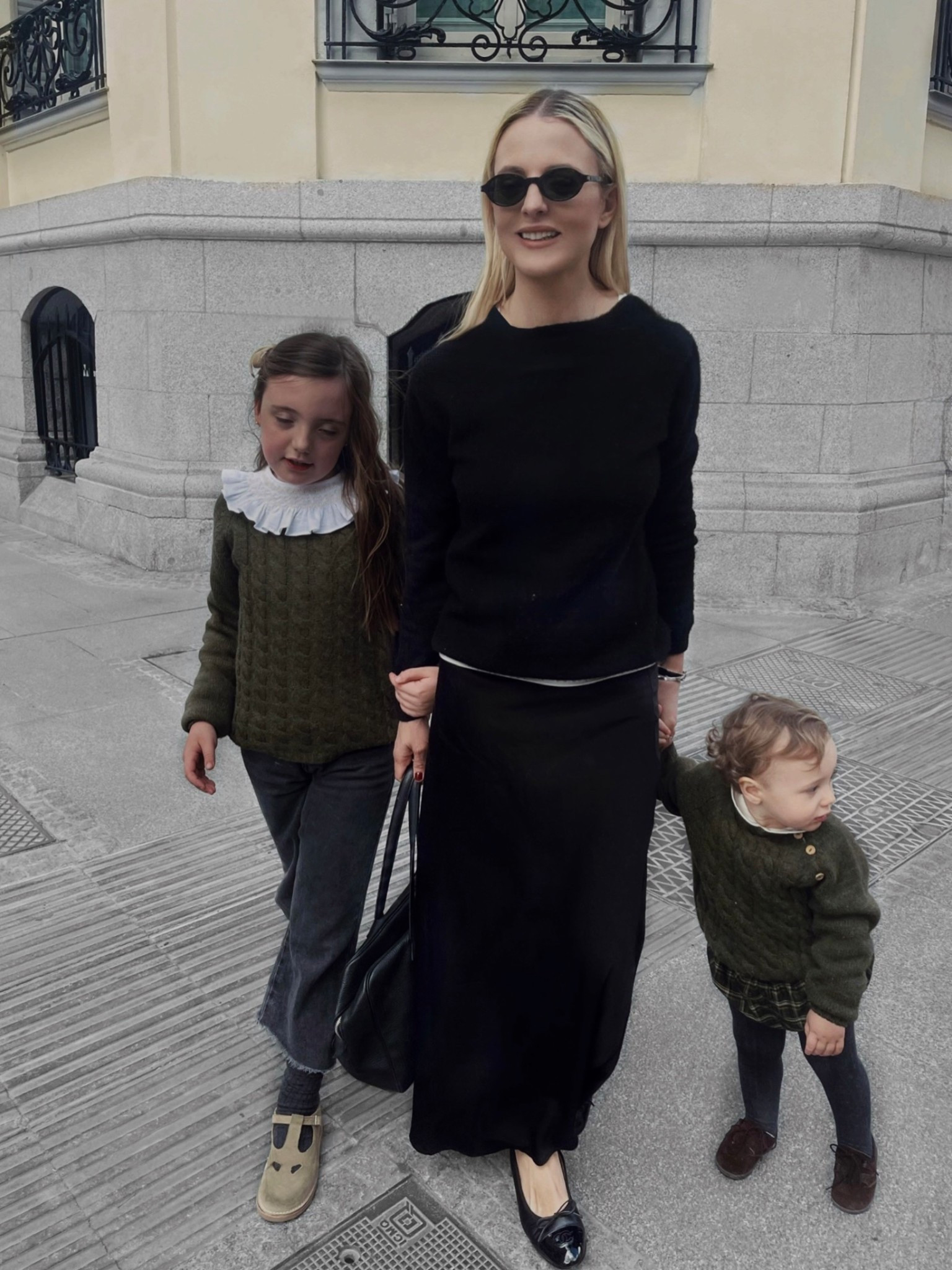 Que bendición no recordar lo que es caminar con las manos libres.

En mi perfil de @shop.ltk encontraréis mi conjunto y prendas muy similares.

——————————————-


 

#LTKeurope #LTKkids #LTKfamily