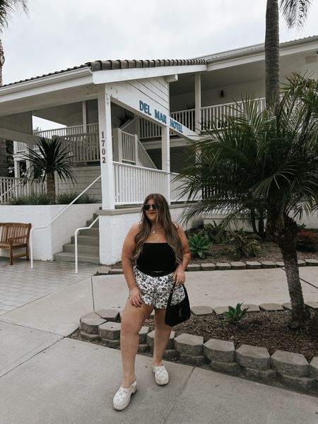 xxl in shorts & similar top linked!

boxer shorts // summer outfits // midsize outfits // vacation outfit // target 

#LTKStyleTip #LTKShoeCrush #LTKMidsize