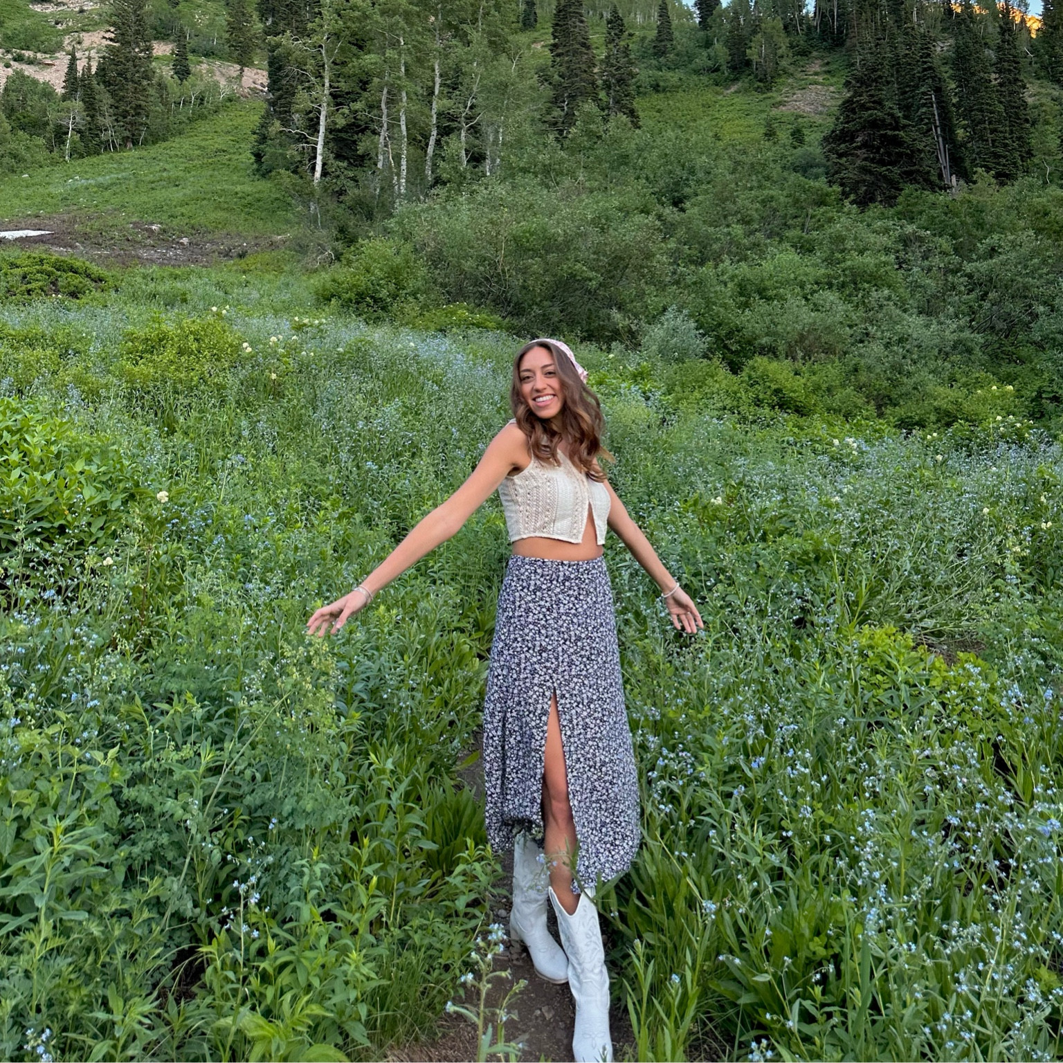 It’s giving cottagecore mountain girl ✨
Wearing size S in Grey Bandit vest in size S (size up if you want it looser and less cropped!) and size S in floral skirt. Cowgirl boots are from Amazon in size 6.5 (run a half size big) 🤠

#greybandit #summer2023 #summerfits #summerlooks #summerstyle #summeroutfits #coastalcowgirl #cottagecore