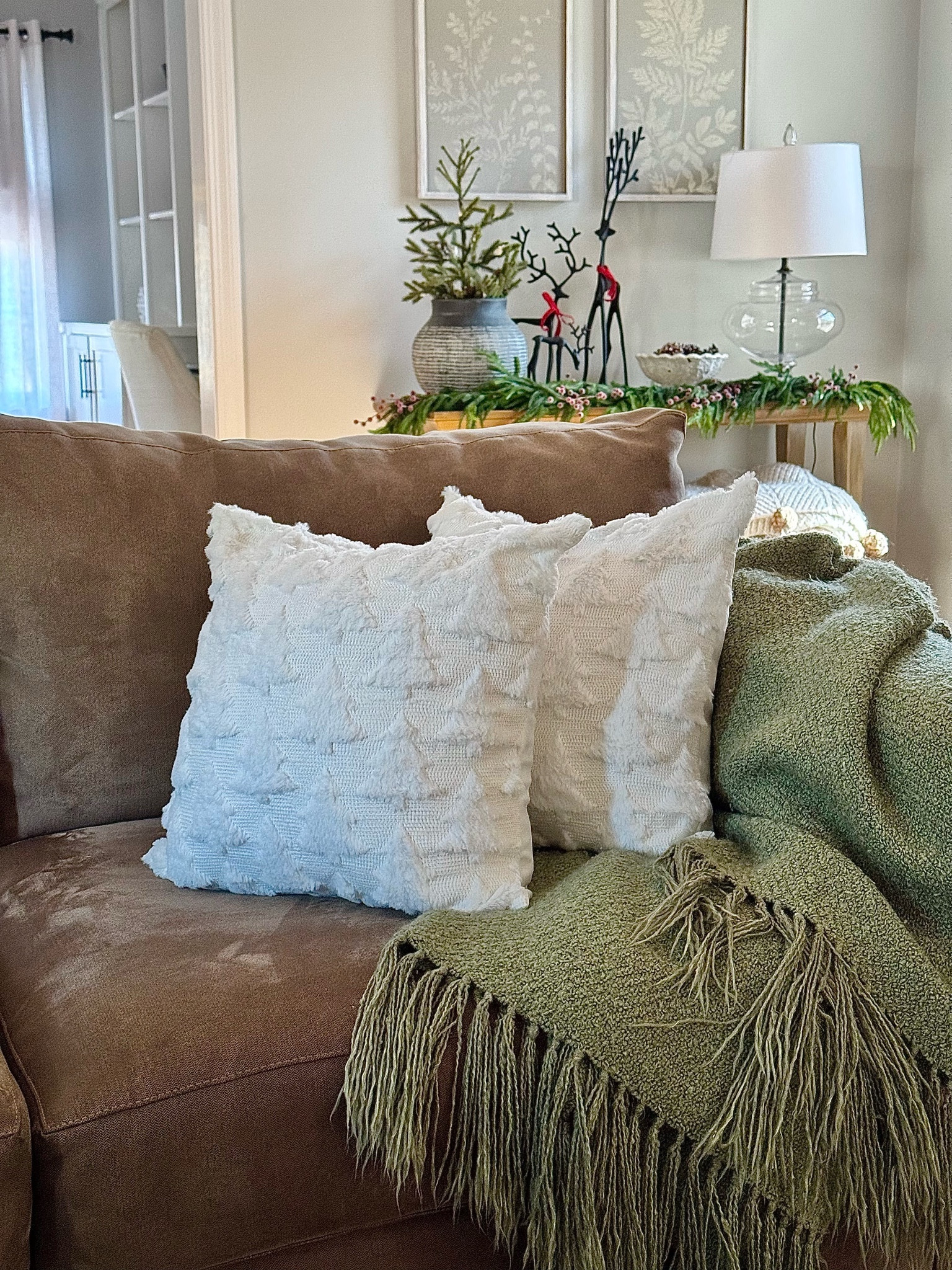 The coziest and cute pillow covers! Super soft with faux fur and velvet making them perfect for Christmas and Winter decor.

Pillow covers | living room decor | winter decor | Amazon Finds | pillows | faux fur | cozy home | christmas decor | Amazon Home finds 

#LTKHoliday #LTKHome #LTKSeasonal