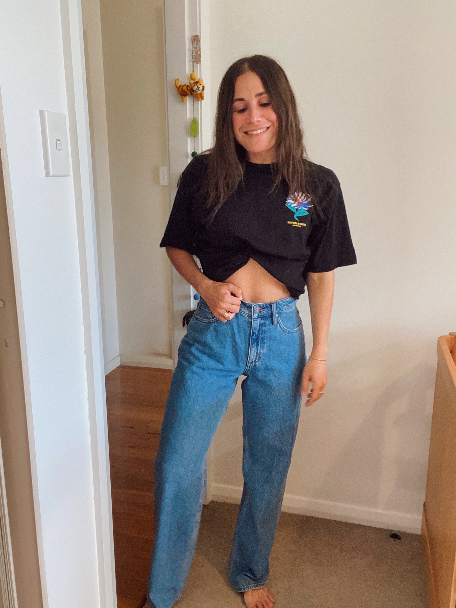I had so many questions about these jeans when I posted them. The perfect not too skinny, not too baggy style with an on trend looser cut - and so good for shorter gals like me because they magically elongate the legs. Trust me on this. Also love the mid high waist which is just the right height to still tuck in tops but doesn’t cut your torso off. And love the medium blue wash for spring too. 🙏🏽 Yay for holy grail jeans. #ltkaustralia
