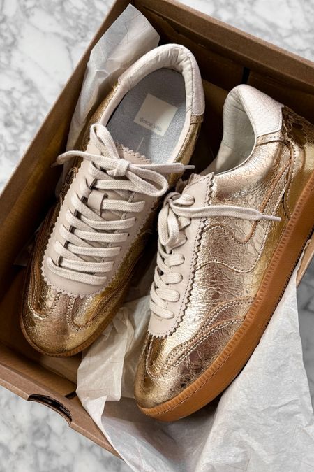 Gold sneakers 

#LTKshoecrush