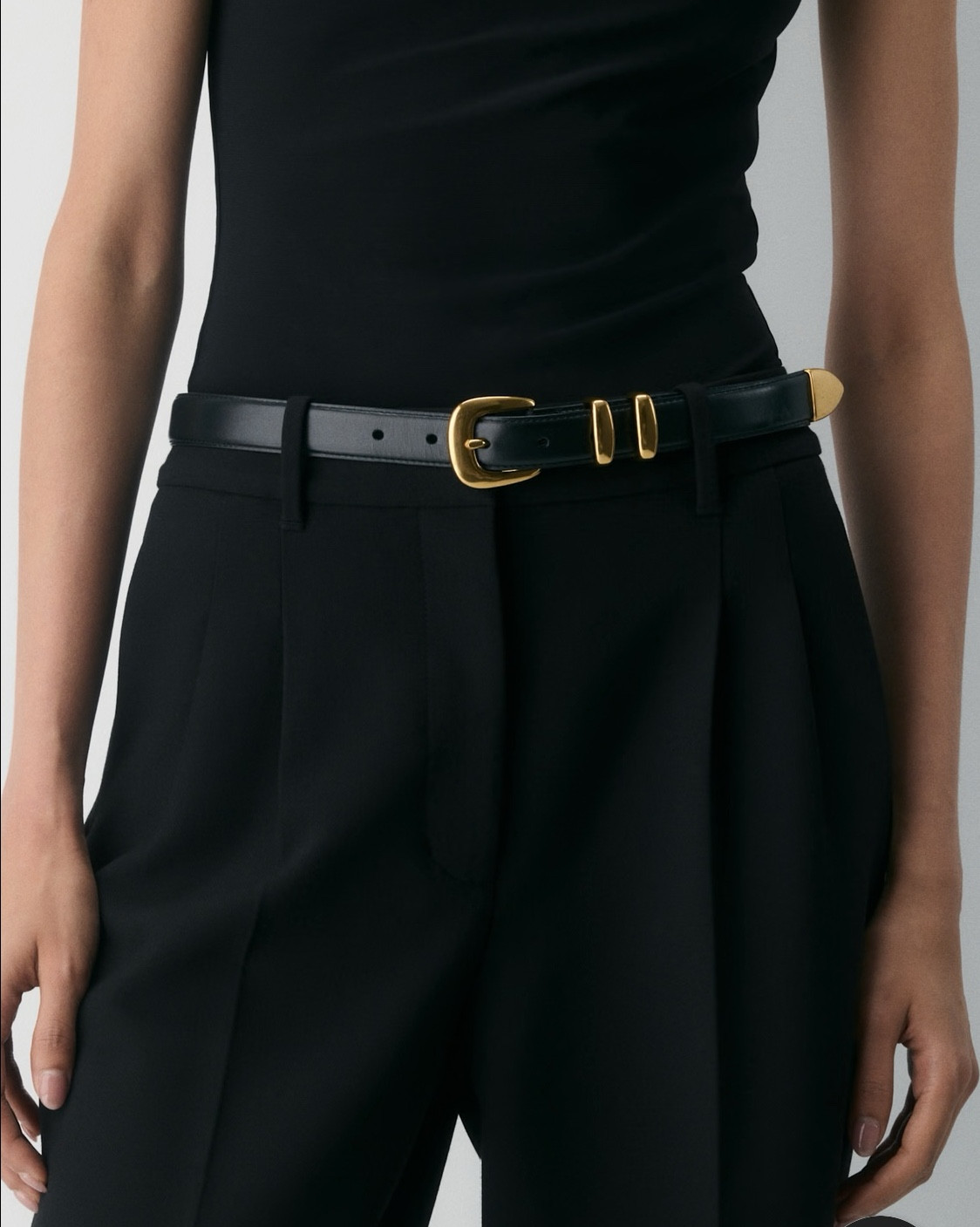 The belt I don’t own… but swear I’ve recommended more than anything else.
This Aritzia beauty has the dream combo: rich black leather and the best brass hardware. Every time someone asks me for a classic, everyday belt that instantly elevates an outfit, this is the one I send.

I don’t have it yet, but the way I’ve shared this link over and over? It’s officially on my wish list. 🤎✨