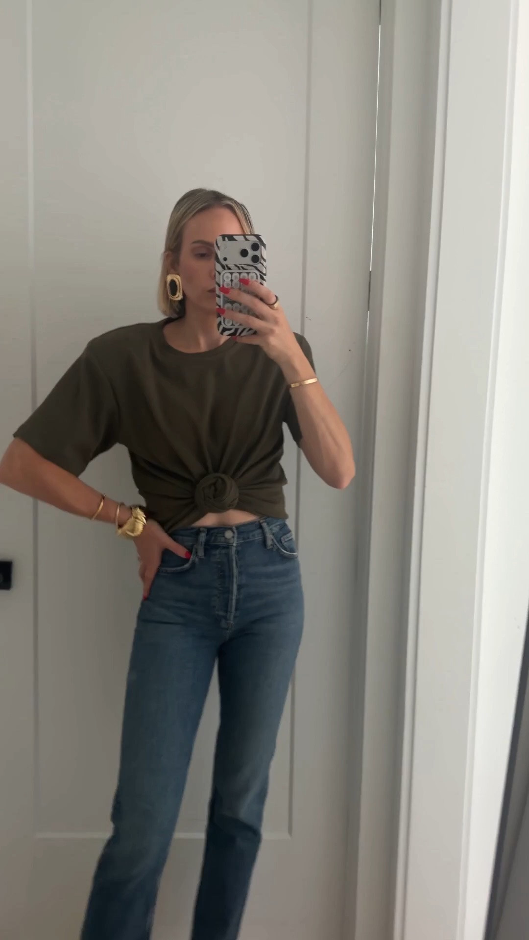 These jeans are so flattering. I ordered two sizes down because I wanted it really cinched in at the waist, but if you don’t want it like that, just order one side down ￼￼

#LTKTall #LTKSaleAlert #LTKOver40
