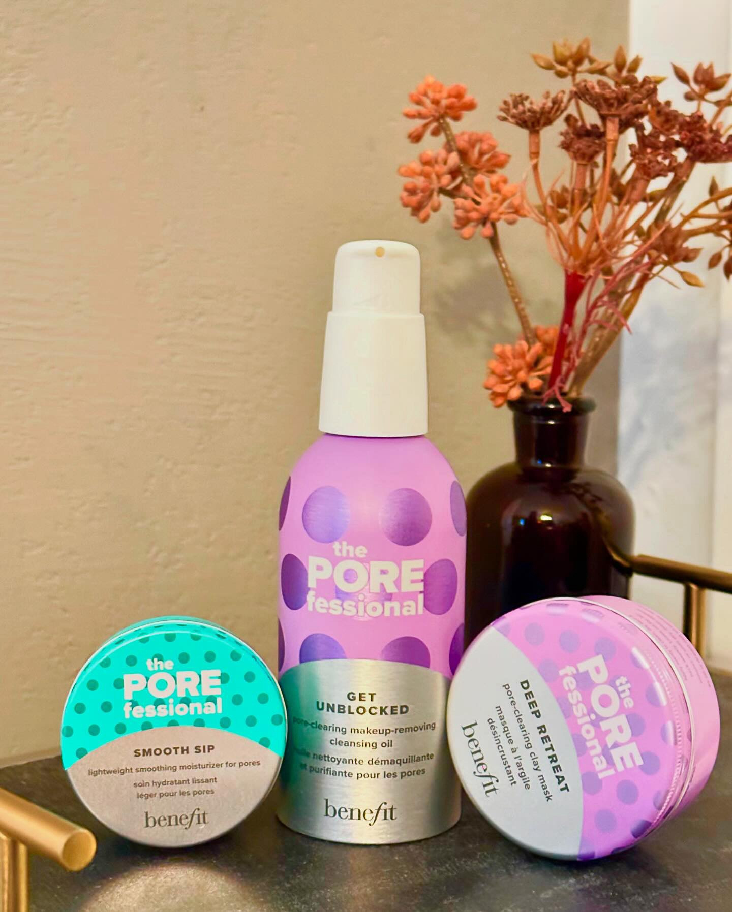 Pore it up, pore it up!

Up next:  your perfect pores-first routine from @benefitcosmetics 

The bestselling Pore Care products that give you great skin and nice pores! 

**Get Unblocked** 
Cleansing Oil 
Melts away dirt, oil, and makeup while unclogging pores with a lightweight formula.

**Deep Retreat** 
Clay Mask 
Absorbs excess oil and refines pores with a creamy formula that feels comfortable on the skin.

**Smooth Sip** 
Lightweight Moisturizer 
Visibly improves skin texture for smoother-looking pores with a gel-cream formula.

Available at Ulta Beauty and Benefit website

#BenefitClubPink
#porefessional