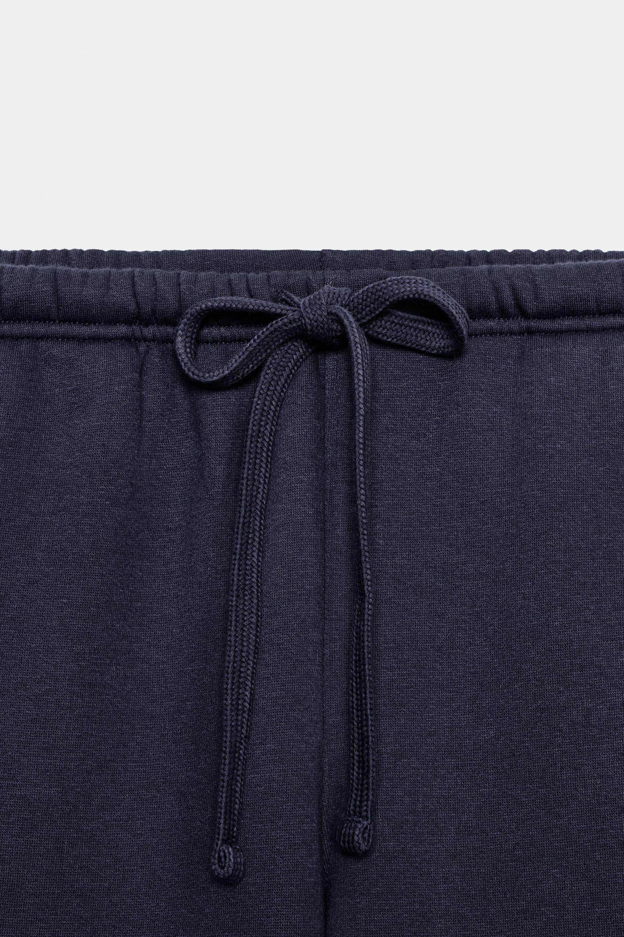 Model height: 173 cmTrousers made of a cotton blend. Mid-waist with an elastic, adjustable drawst... | Zara UK