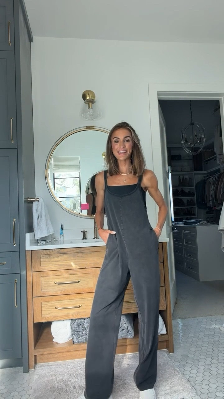 Obsessed is an understatement!😍 such a comfy jumpsuit that’s easy to dress up or down 🙌🏼 runs tts! 